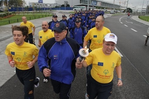 Dariusz Borowski (w środku) poniósł ogień olimpijski