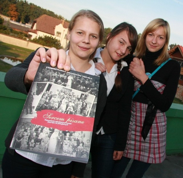 Wspomnienia mieszkańców spisywały m.in. gimnazjalistki Zuzanna Czepiżak, Kinga Stryczula i Joanna Walkowiak.