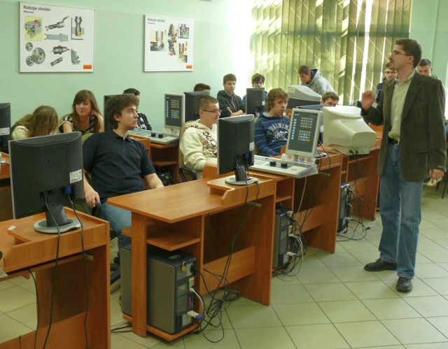 Gimnazjaliści w pracowni komputerowej CEZ.