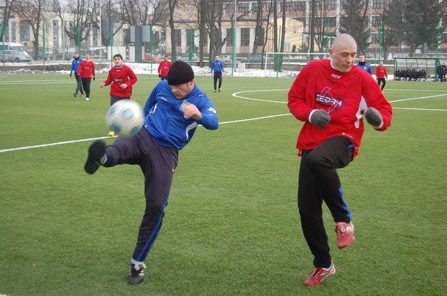 Dariusz Anduła (z lewej) zdobył dla Juventy Starachowice jedną z bramek w sparingu z Granatem. Obok obrońca skarżyszczan Kamil Derlatka. 