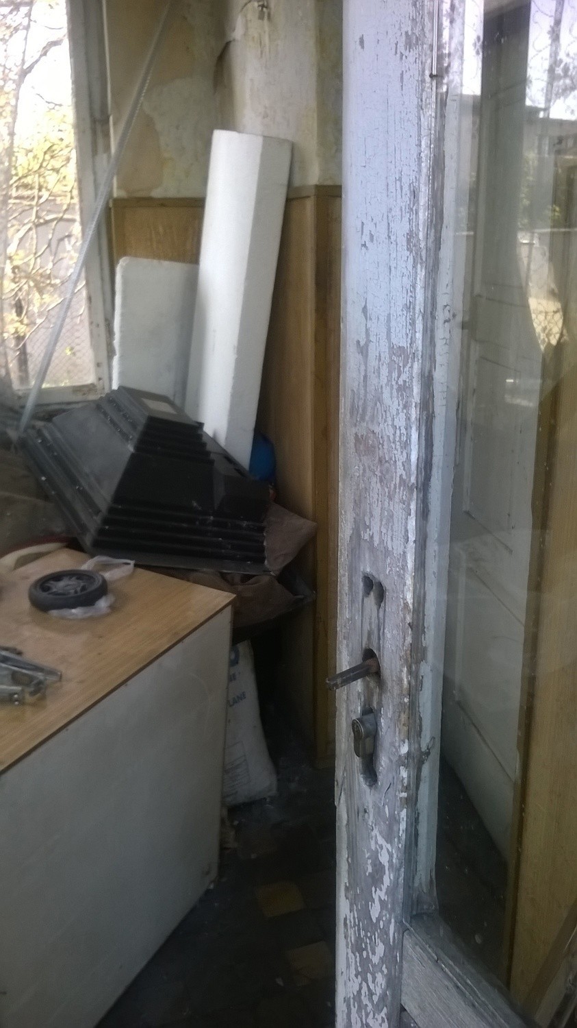 Zaśmiecone mieszkanie przy Szosie Lubickiej. MPO wyrzuciło z niego 6,5 ton śmieci