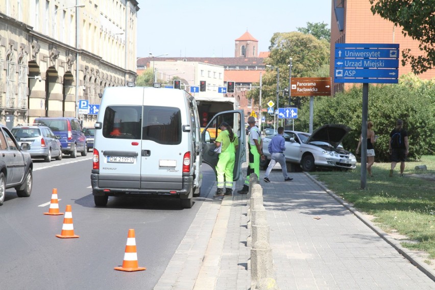 Wypadek przy Galerii Dominikańskiej. Kobieta wylądowała na słupkach [ZDJĘCIA]