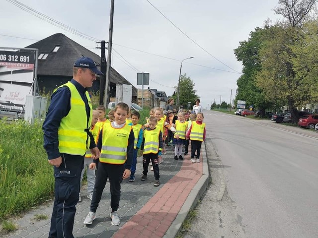 Policjant z wizytą u przedszkolaków w Sędziszowie. Mówił o bezpieczeństwie na drodze.