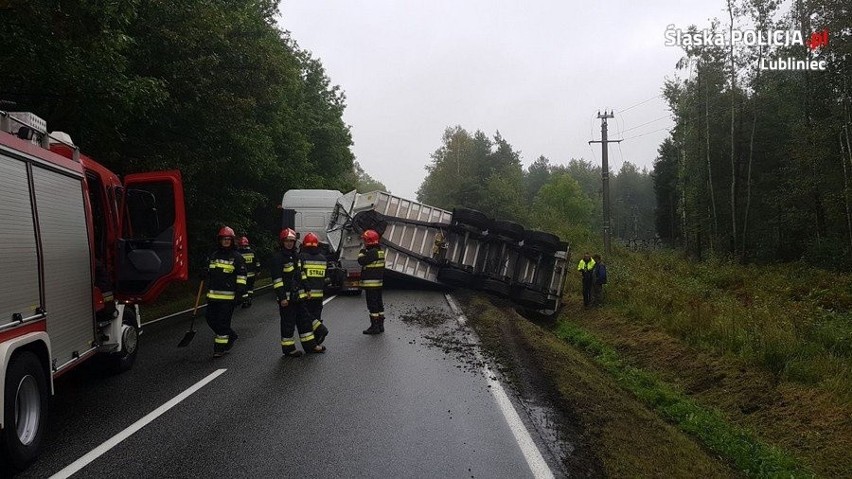 Wypadek w Herbach: Ciężarówka wywróciła się na drogę w...