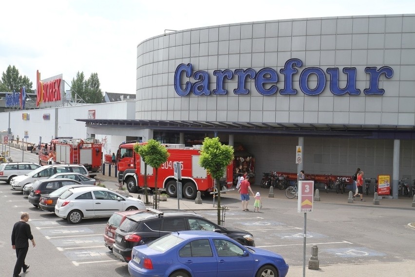 15 SIERPNIA 2018. SKLEP CARREFOUR, CARREFOUR EXPRESS -...