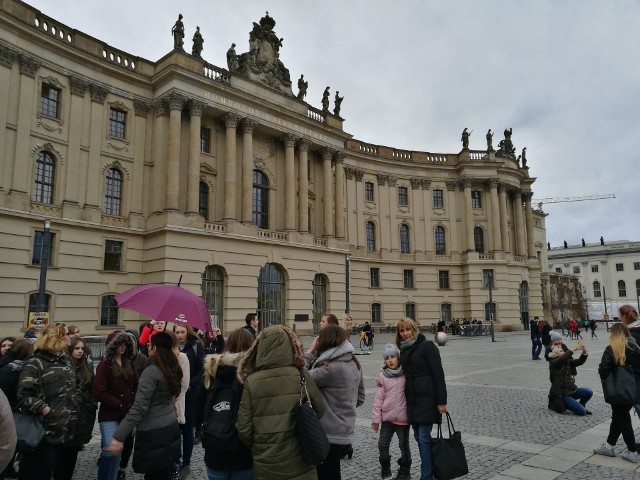 W miniony weekend uczniowie oraz nauczyciele Zespołu Szkół Morskich z Darłowa pojechali na wycieczkę do Berlina. Odwiedzili m.in. Jarmark Bożonarodzeniowy na Alexanderplatz. - Zwiedziliśmy Muzeum Historii Naturalnej i Muzeum Techniki, Unter den Linden z szeregiem wspaniałych budowli, Bramę Brandenburską, Uniwersytet Humbolta Pomnik Holokaustu. Na koniec wycieczki udaliśmy się na Jarmark Bożonarodzeniowy na Alexanderplatz. Wszystkim uczestnikom wycieczki sprzyjała świąteczna atmosfera i dopisywały humory - informuje nas Magdalena Miszke, dyrektor Zespołu Szkół Morskich w Darłowie. Zobacz także: Jarmark Bożonarodzeniowy w Darłowie