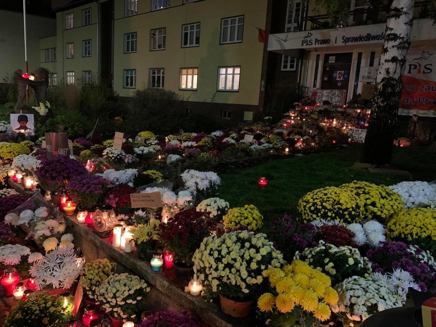 Przez cały weekend szczecinianie zostawiali pod siedzibą PiS...