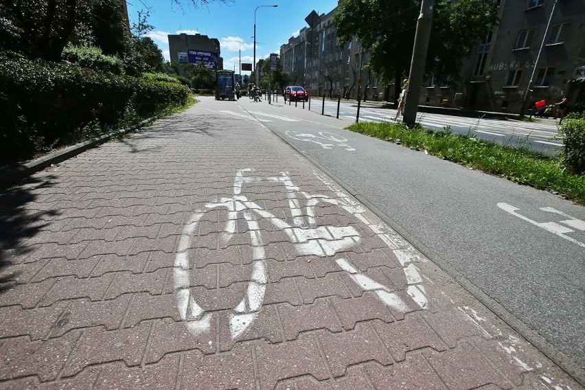 Ulica Hubska. Błędne oznaczenie na ścieżce rowerowej.