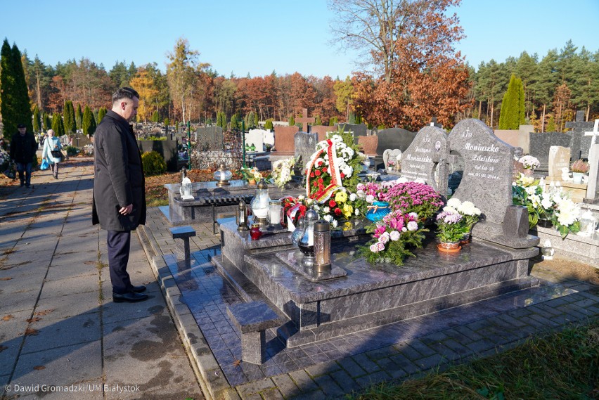 Kwiaty zostały złożone przez zastępcę prezydenta Przemysława...