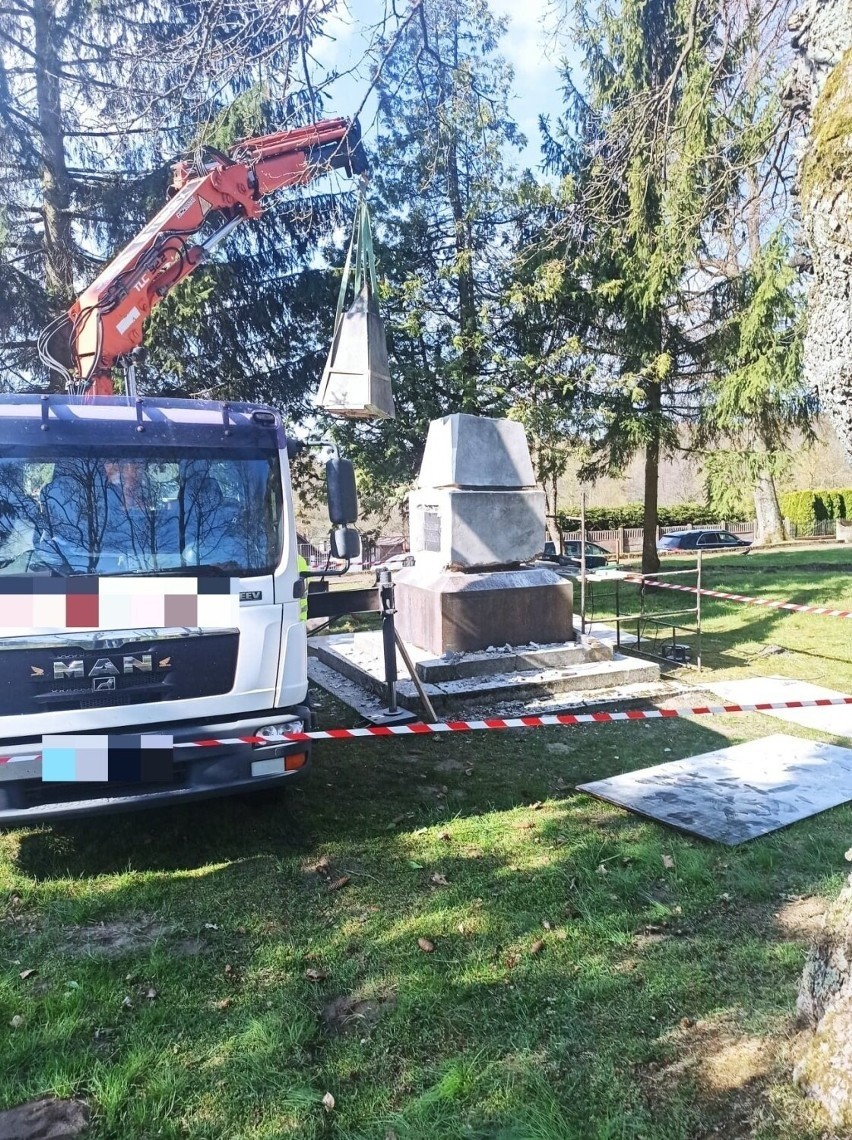 I po pomniku. Z Białego Boru zniknął obelisk Armii Czerwonej [zdjęcia]