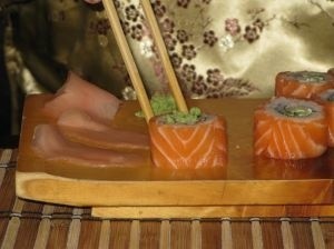 Sushi ma swoich fanów, jak również przeciwników. Klientela jest bardzo zróżnicowana, niektórzy podchodzą do tych smaków sceptycznie. Pewnie dlatego, że forma serwowanej potrawy sprawia dziwne wrażenie, oraz należy to jeść pałeczkami. Jednak nauka jedzenia