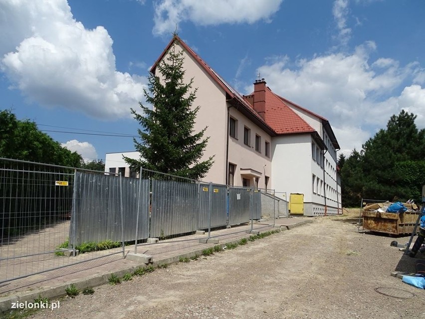 Docieplają budynki gminne w Zielonkach. Nie obyło się bez kłopotów