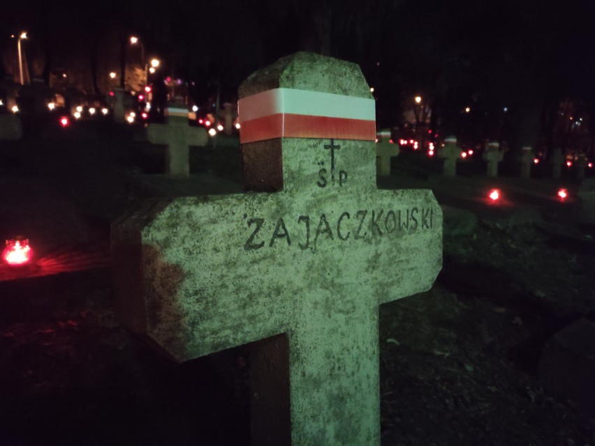Na cmentarzy wojskowym w Białymstoku mieszkańcy zapalili...