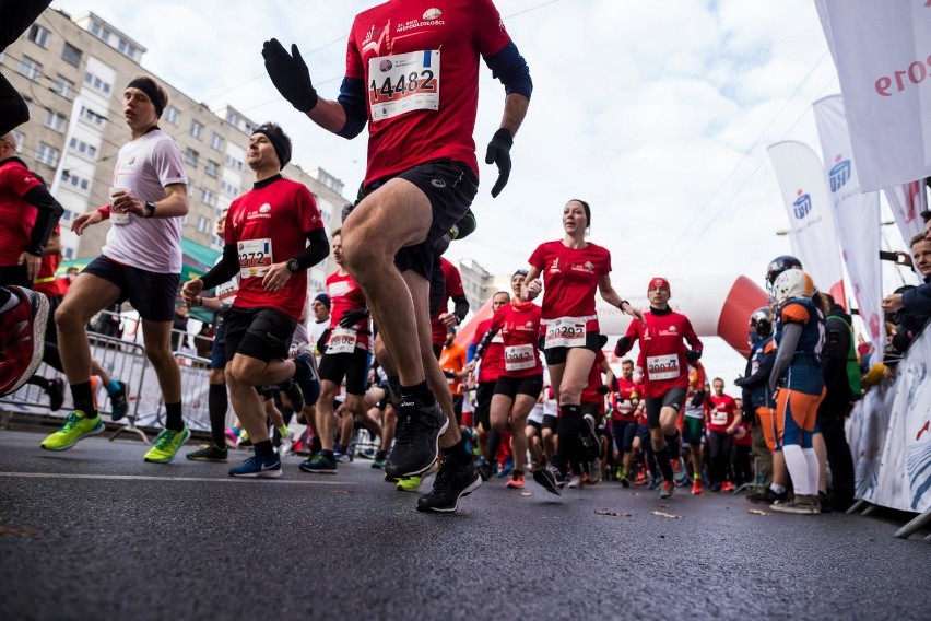Bieg Niepodległości 2019 Warszawa WYNIKI ZDJĘCIA UCZESTNIKÓW Arkadiusz Gardzielewski najszybszy, biegacze uczcili rocznicę