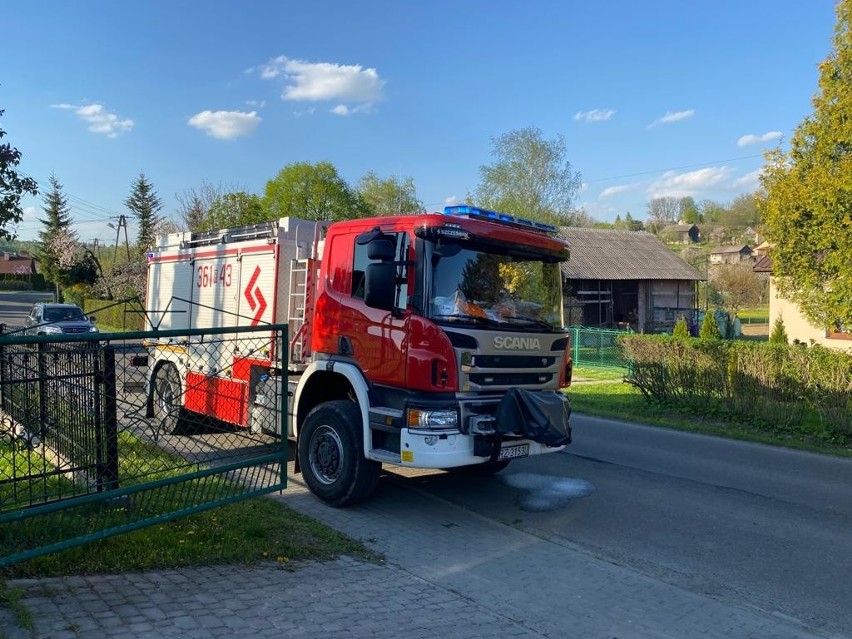 W Nienadowej w powiecie przemyskim 57-letnia kobieta najechała renault na swojego męża, który leżał na ziemi [ZDJĘCIA]