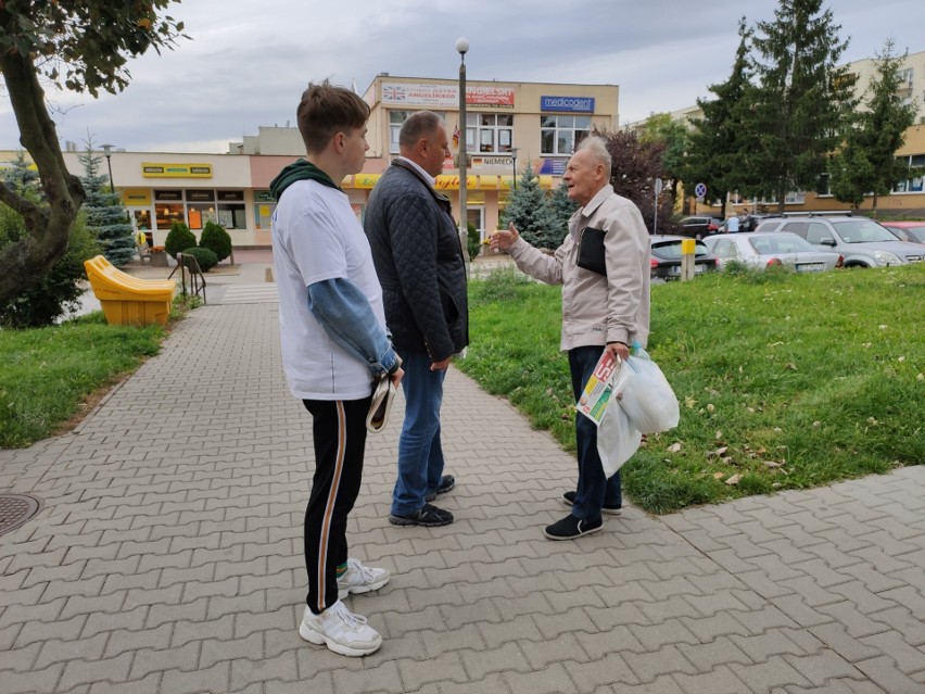 Intensywna kampania wyborcza posła Adama Cyrańskiego w Świętokrzyskiem. Kandydat Koalicji Obywatelskiej do Sejmu rozdaje gazetki oraz pączki