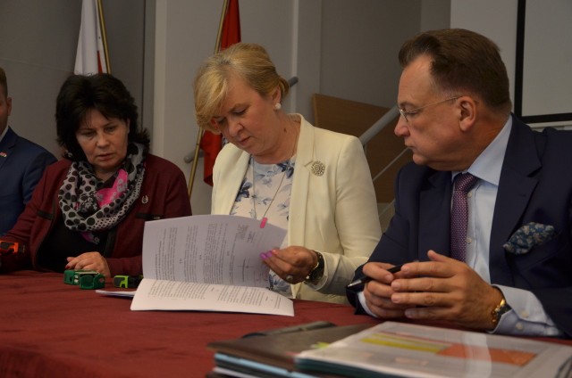 Umowę na linii Urząd Marszałkowski - LGD Puszcza Kozienicka podpisali: Barbara Gontarek, Irena Bielawska i Adam Struzik.