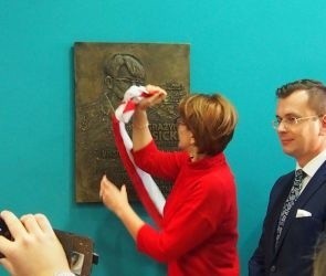 Klara Gęsicka- Bąk odsłania tablicę poświęcona jej matce- Grażynie Gęsickiej