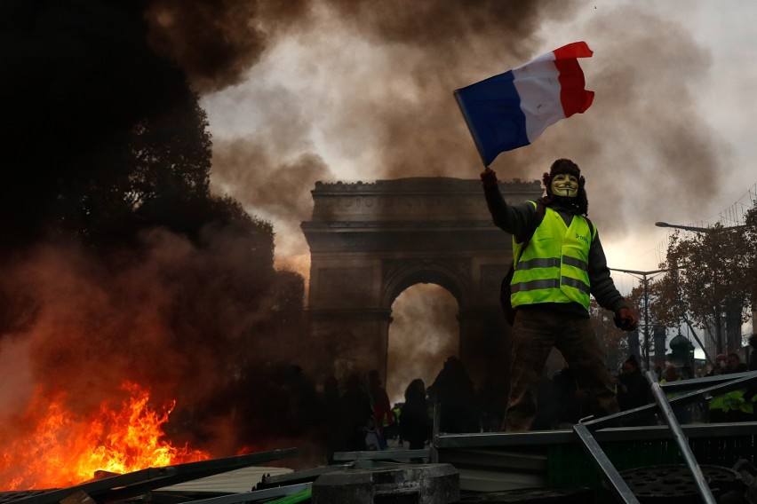 Zamieszki we Francji. Protesty "żółtych kamizelek" przeciwko...