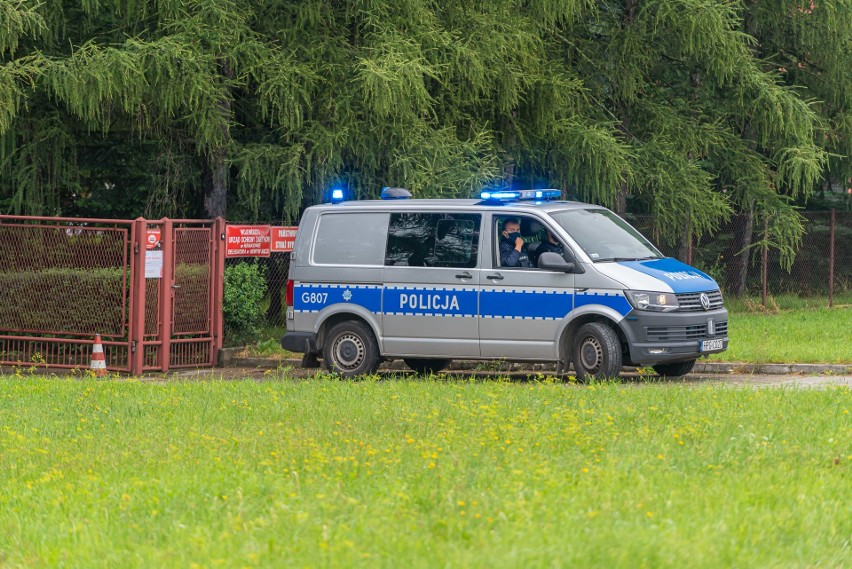 Osoby objęte badaniami muszą własnym samochodem podjechać na...