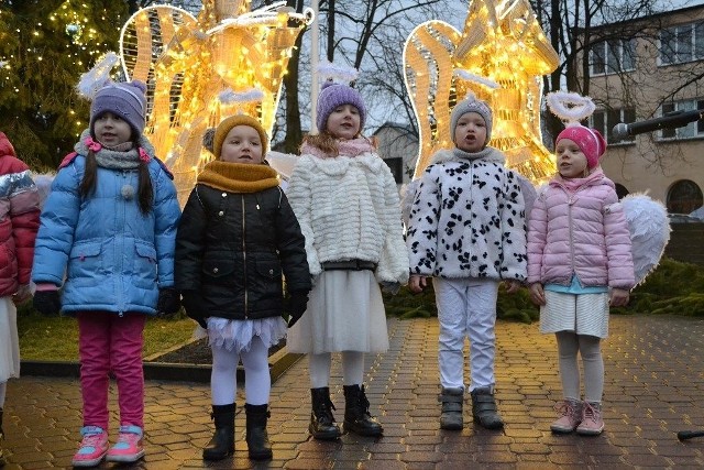 Przedszkolaki i szkolne dzieci na tle wiklinowych aniołów śpiewały kolędy, co stworzyło świąteczny klimat