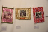 Irlandzka artystka Alex Dewart przedstawia rodzinne historie na ręcznikach do herbaty. Wystawę można oglądać w Muzeum Historii Katowic