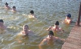 Pływali w lodowatej wodzie. Klub morsów z Sędziszowa rozpoczął sezon