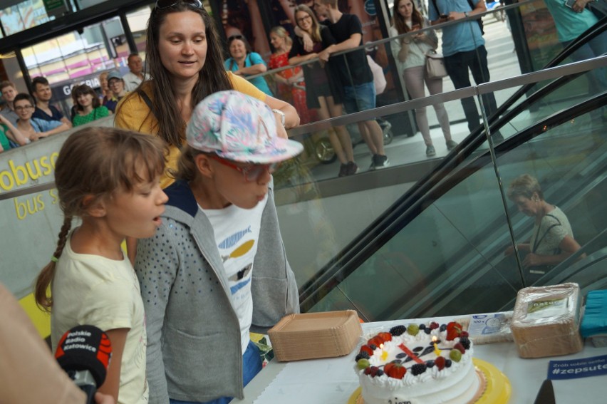 Drugie urodziny nieruchomych ruchomych schodów w Katowicach. Był tort, ciasto i sto lat ZDJĘCIA 