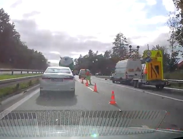 Wypadek na autostradzie A6. Furgonetka potrąciła mężczyznę