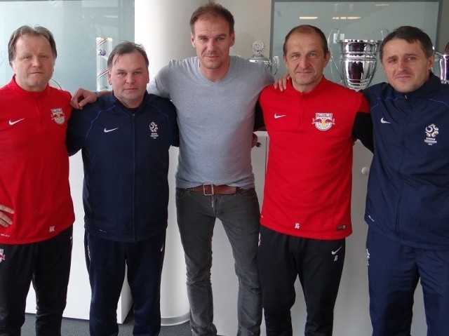 Tomasz Tułacz (drugi z lewej) przebywał w na trenerskim stażu w Salzburgu.