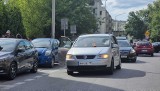 Niecodzienna sytuacja w centrum Kielc! Ktoś wybił cegłą szybę w samochodzie!