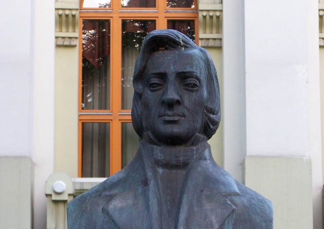 Pomnik Chopina w Bytomiu znajduje się w pobliżu Opery Śląskiej, stoi na pl. Sikorskiego.