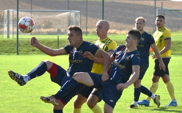 Piłkarze Olimpii Chocznia (niebieskie stroje) przegrali na boisku lidera w Osieku z miejscową Brzeziną 0:1, choć przez pół spotkania miał na boisku o jednego zawodnika mniej.