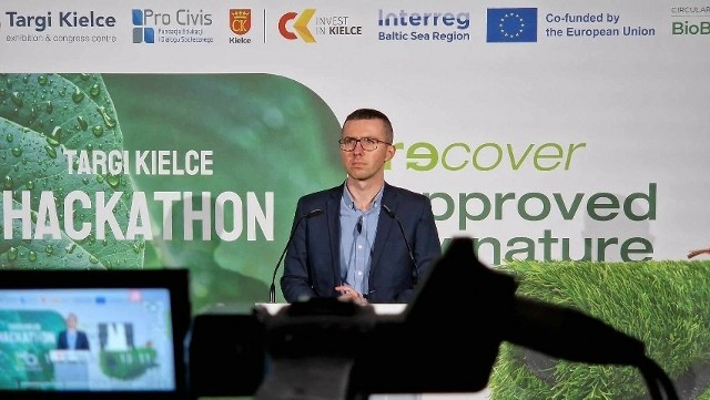 Damian Kuźnowicz, project coordinator w Fundacji Edukacji i Dialogu Społecznego „Pro Civis” podczas webinaru dotyczącego Targi Kielce Hackathon, w którym wzięło udział 50 podmiotów.