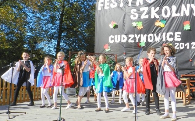 Spektakl "W poszukiwaniu lepszego świata" był jedną z atrakcji festynu szkonego w Cudzynowicach.