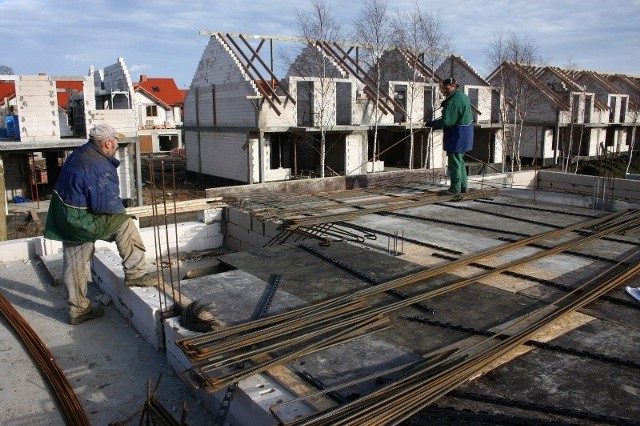 Przy ulicy Laurowej w Koszalinie powstają 34 domy w zabudowie szeregowej. Pierwsze zostaną oddane do użytku już w listopadzie 2011 roku. Najtańszy dom będzie kosztować 396 tysięcy złotych, a najdroższy 500 tysięcy.