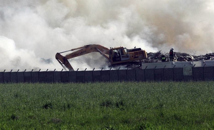 Pożar wysypiska śmieci w Legnicy. 17 zastępów straży w akcji [ZDJĘCIA]