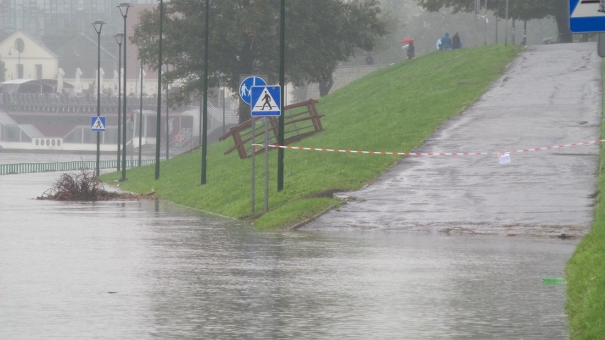 Deszcz spowodował duże utrudnienia, pogotowie przeciwpowodziowe w Krakowie [ZDJĘCIA, WIDEO]