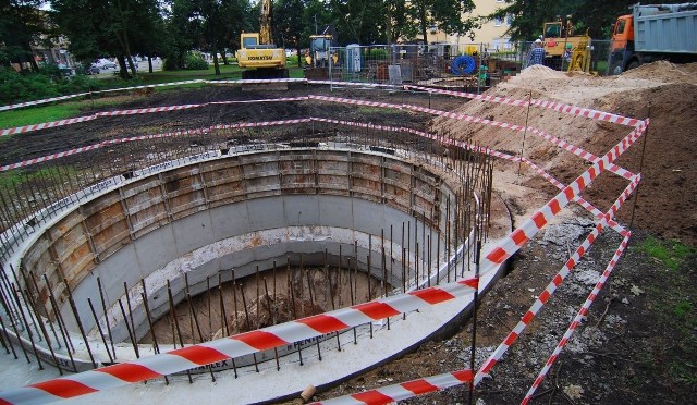 Wielkie kręgi wkopywane w ziemię przy ul. Wrocławskiej  to elementy podczyszczalni ścieków deszczowych wpływających do Kanału Bydgoskiego