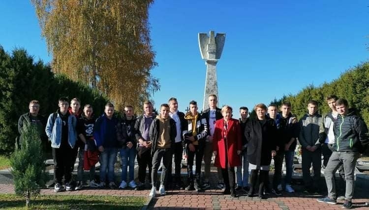 Uczniowie ze Skalbmierza na wycieczkach w ramach akcji Szkoła Pamięta. To była doskonała lekcja historii i patriotyzmu [ZDJĘCIA] 