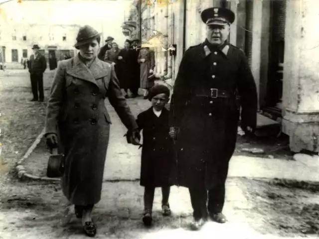 Rodzina Marysiaków: Cecylia, Mikołaj (zamordowany przez NKWD) i syn Hieronim. Kozowa 1937 r.
