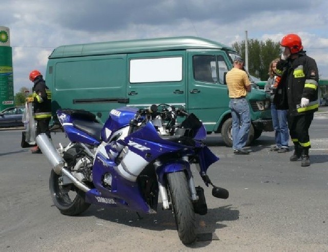 Kierowca dostawczego mercedesa nie zdołał wyhamować i uderzył w motocyklistę, który wymusił pierwszeństwo.