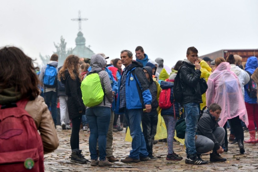 Trzy tysiące pielgrzymów z trzech diecezji dotarło na Święty Krzyż (WIDEO, zdjęcia)