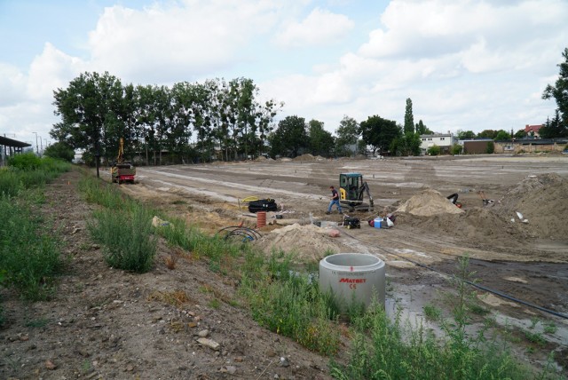 Trwają pracę związane z modernizacją stadionu Polonii Poznań przy ulicy Harcerskiej. Budowa idzie zgodnie z harmonogramem a koniec zaplanowany jest na przełom października i listopada.