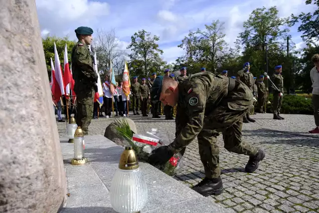 Przy wojskowej asyście kwiaty pod obeliskiem złożyli kombatanci, przedstawiciele władz państwowych i samorządowych, reprezentanci służb mundurowych.