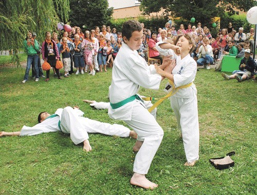 Pokazy sztuki walki kiokushi były jedną z atrakcji uroczystego zakończenia zajęć wakacyjnych w bibliotece przy ul. Struga. 