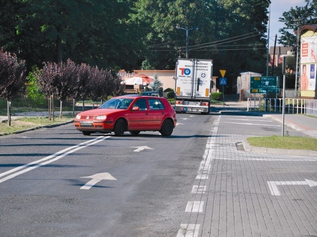 Kierowcy jadący z centrum do stacji benzynowej łamią przepisy i przejeżdżają przez podwójną ciągłą.