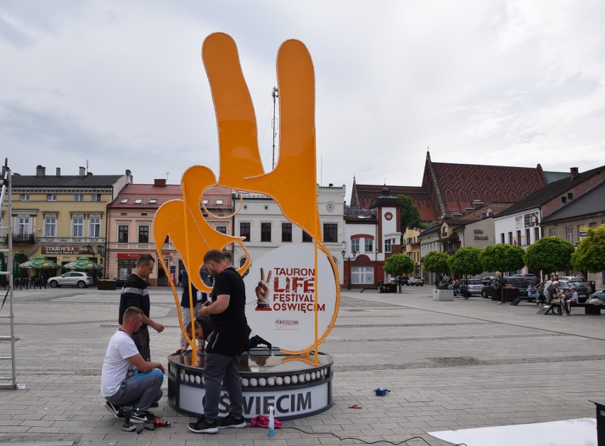 Symbol pokojowego festiwalu już stoi na oświęcimskim rynku. Tauron Life Festival Oświęcim w czerwcu