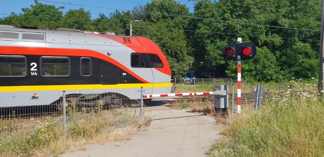 Na torach kolejowych przy ul. Sobolowej (na odcinku Łódź Widzew - Łódź Dąbrowa) doszło we wtorek o świcie do potrącenia osoby przechodzącej poza wyznaczonym przejściem dla pieszych. Wstrzymany był ruch na jednym torze na tym odcinku.Czytaj na kolejnych slajdach