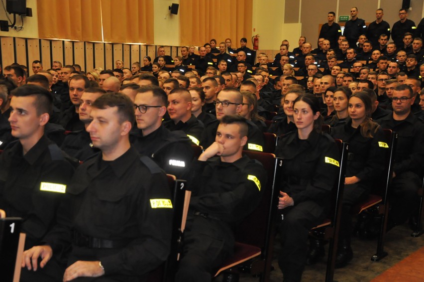 Młodzi policjanci rozpoczęli naukę w Szkole Policji.